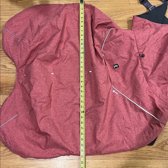 Hurtta Size 32” Expedition Parka Dog Coat in Beetroot - Picture 10 of 16